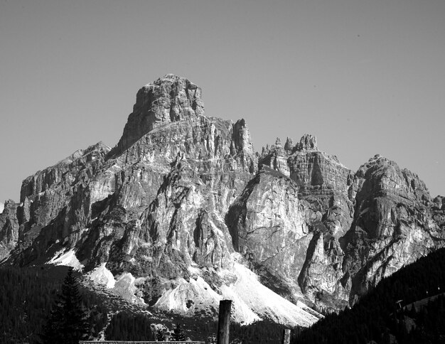 La vista panoramica delle montagne innevate contro un cielo limpido