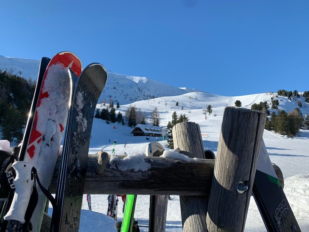 La vista panoramica delle montagne innevate contro un cielo limpido