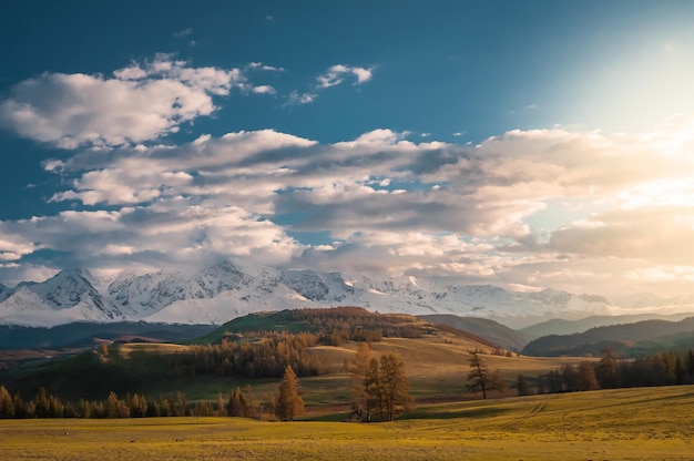 La vista panoramica delle montagne innevate contro un cielo nuvoloso