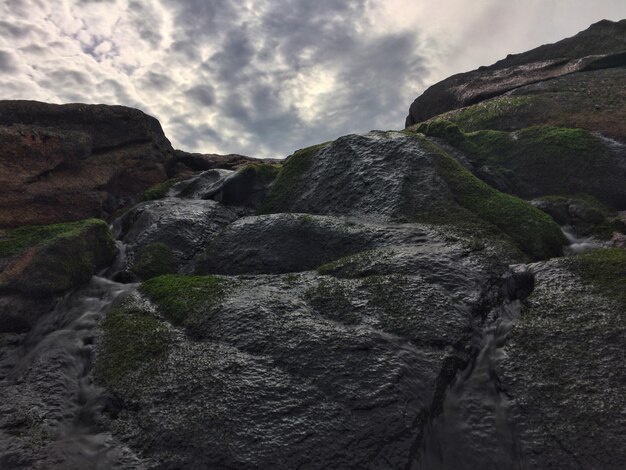 La vista panoramica delle montagne rocciose contro il cielo