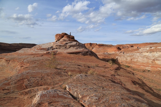 La vista panoramica delle montagne rocciose contro il cielo