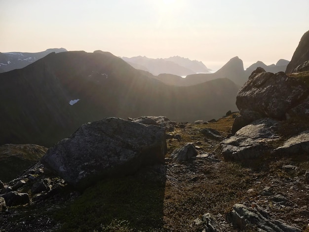 La vista panoramica delle montagne rocciose contro il cielo