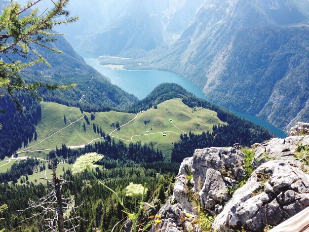 La vista panoramica delle montagne