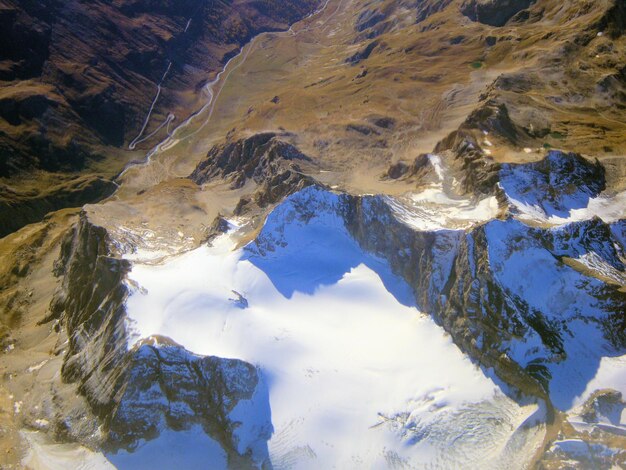 La vista panoramica delle montagne