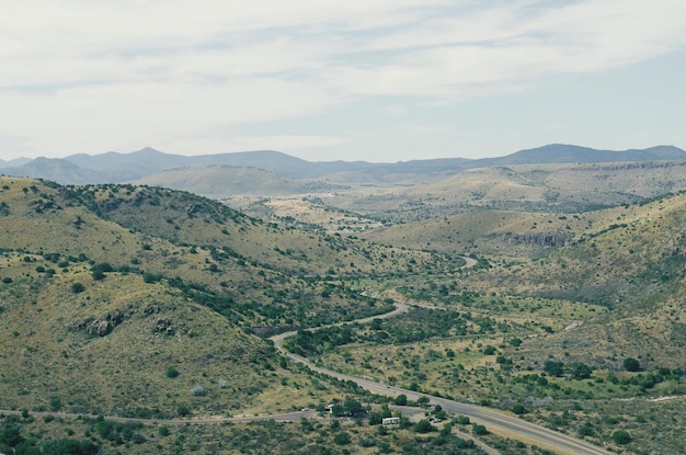 La vista panoramica delle montagne