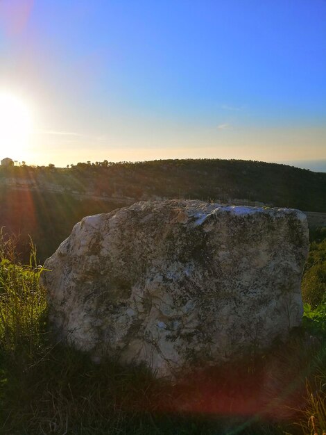 La vista panoramica delle rocce contro un cielo limpido durante il tramonto