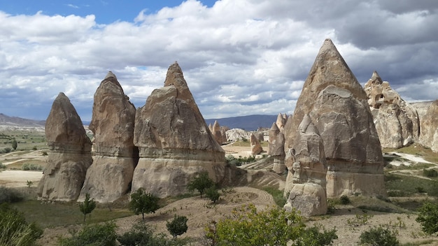 La vista panoramica delle rocce contro un cielo nuvoloso