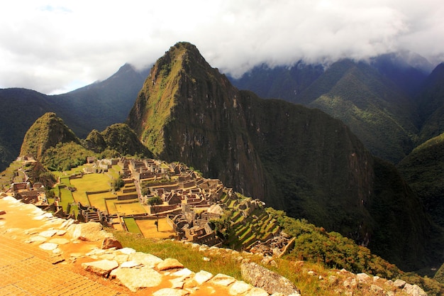 La vista panoramica delle verdi montagne a Macchu Picchu