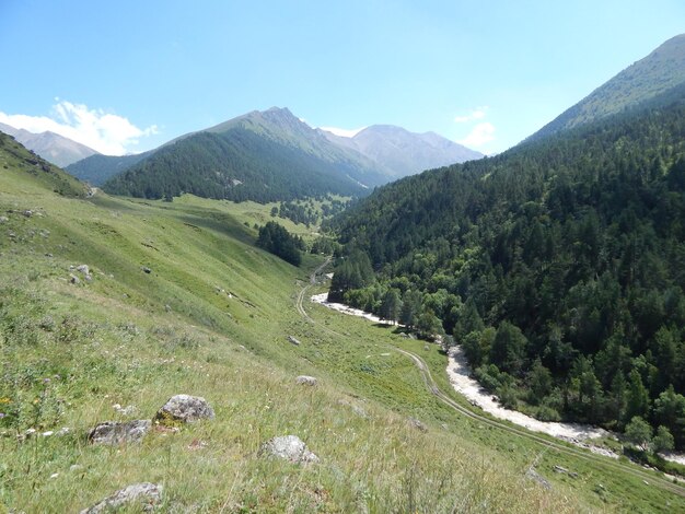 La vista panoramica delle verdi montagne contro il cielo