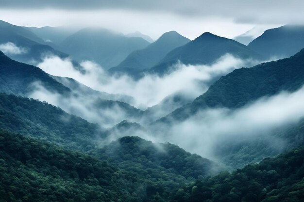 La vista panoramica delle verdi montagne contro un cielo nuvoloso