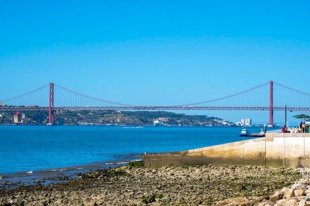 La vista panoramica di Lisbona: il ponte sospeso in acciaio 25 de Abril, come la Porta d'Oro