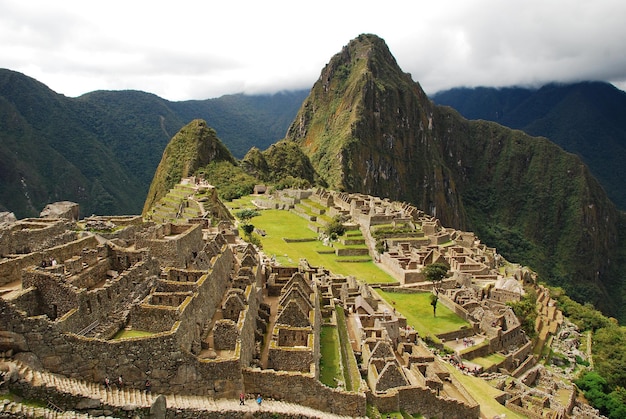 La vista panoramica di Machu Picchu in tempo di nebbia