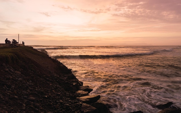 La vista panoramica di un tramonto a Miraflores Costa Verde