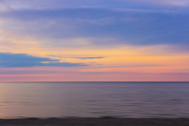 Foto la vista pittoresca della spiaggia contro il cielo durante il tramonto sul mar baltico, in polonia