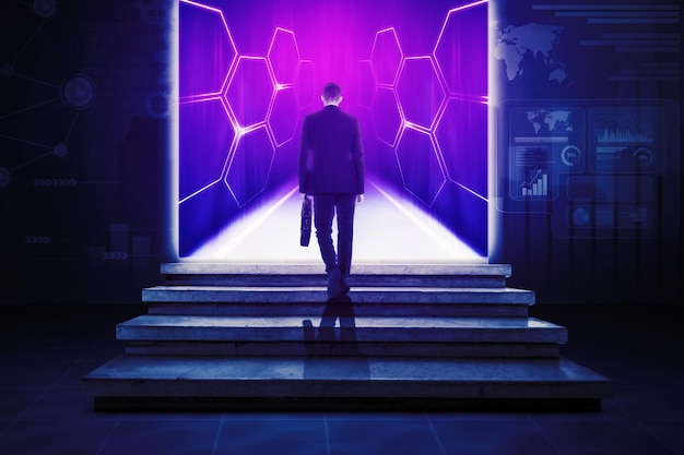La vista posteriore dell'uomo d'affari entra in un tunnel digitale con i dati sullo schermo