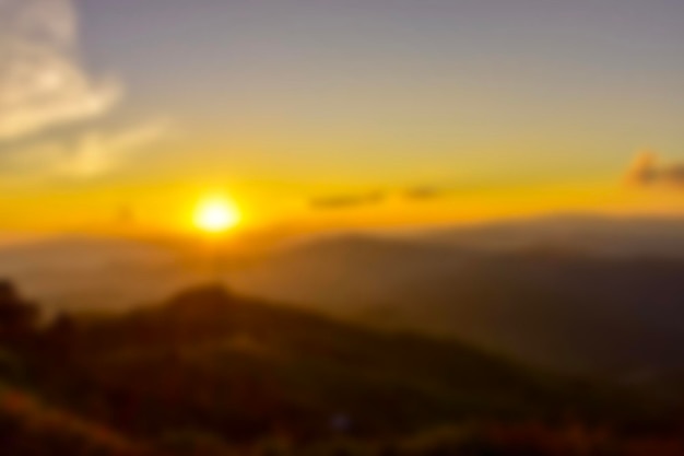 La vista sfocata delle montagne sullo splendido sfondo del cielo colorato e delle nuvolexA