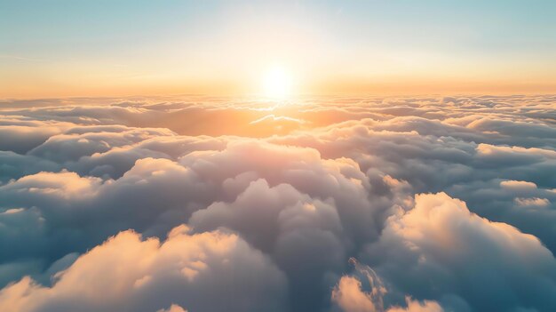 La vista straordinaria delle nuvole dall'alto Il sole che tramonta getta un bagliore dorato sulle nuvole