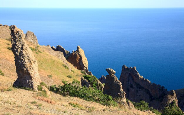 La vista su Karadag (riserva sul luogo dell'antico vulcano spento - Crimea, Ucraina)