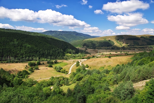 La vista su montagne e valli