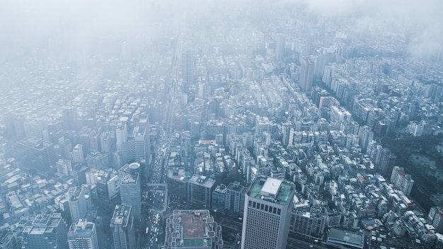 La vista su Taipei, prigioniera di Taiwan, dalla cima di Taipei 101, il secondo edificio più grande del mondo, scatta dopo aver piovuto con la nebbia.