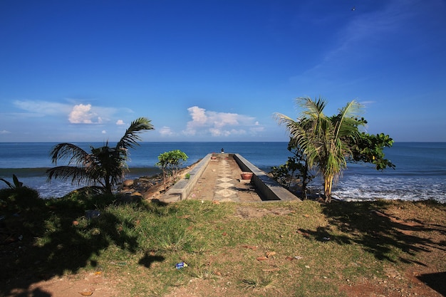 La vista sul mare nella città di Padang, Indonesia