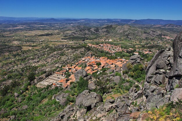 La vista sul villaggio di Monsanto in Portogallo