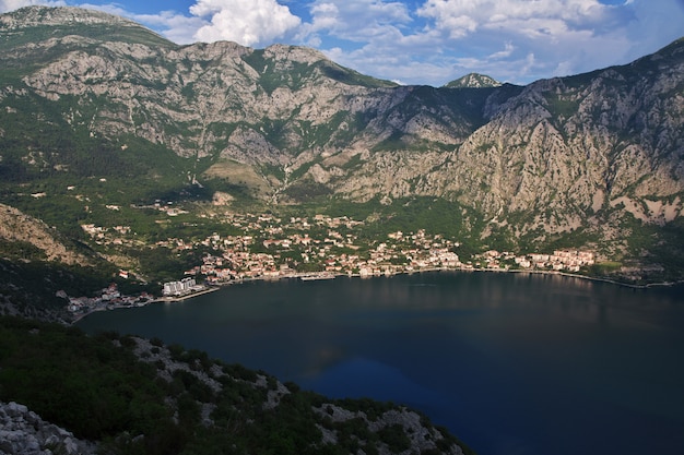 La vista sulla città antica di Cattaro sulla costa adriatica, Montenegro