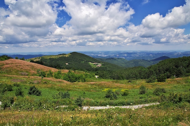 La vista sulle montagne di Shipka Pass in Bulgaria