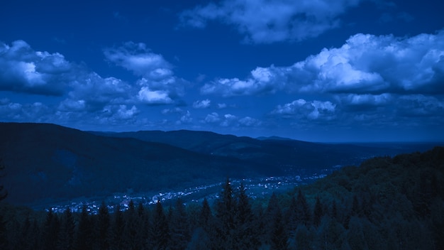 La vista sulle montagne sullo sfondo delle nuvole notturne