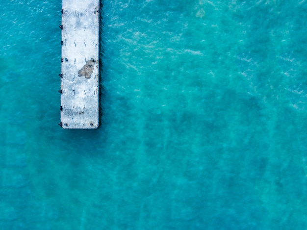 La vista superiore da sopra il fondo del pilastro del mare progetta con il concetto dell&#39;estratto del testo dello spazio della copia