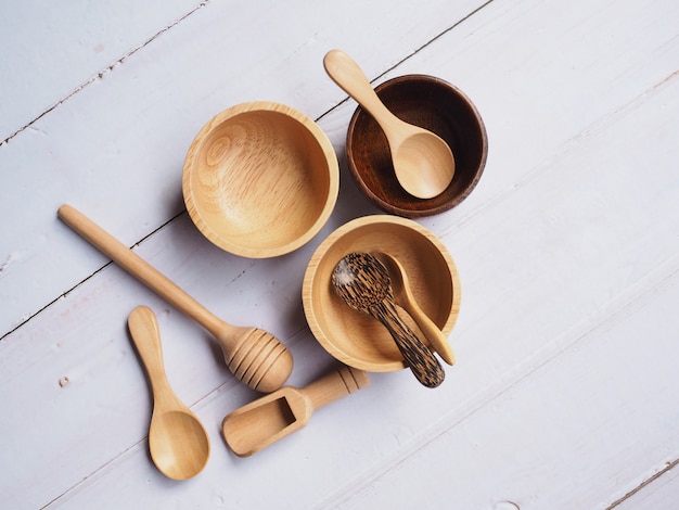 La vista superiore dell'utensile di legno ha messo con il cucchiaio, il bastone del miele e la ciotola