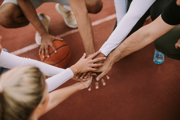 La vista superiore della squadra di pallacanestro che tiene per mano la corte