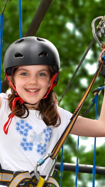 la vita dei bambini in una città moderna il ragazzino si sta divertendo sul parco giochi vicino alla casa foto di alta qualità