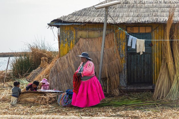 La vita della gente della tribù Uros su un'isola galleggiante che costruisce con le canne del lago Titicaca.