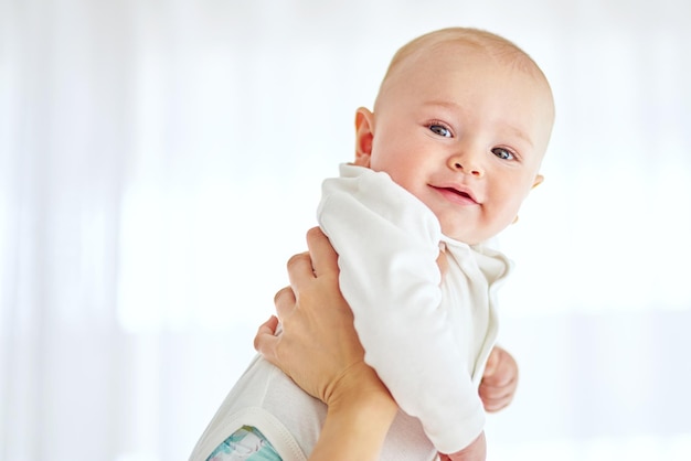 La vita è piuttosto bella da quassù Inquadratura ritagliata di un bambino tenuto in casa dai suoi genitori