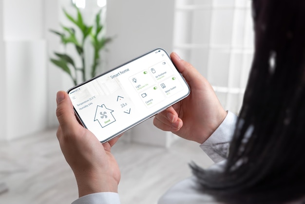 La vita moderna come una donna gestisce senza sforzo la sua casa intelligente utilizzando lo sfondo del soggiorno di un telefono cellulare