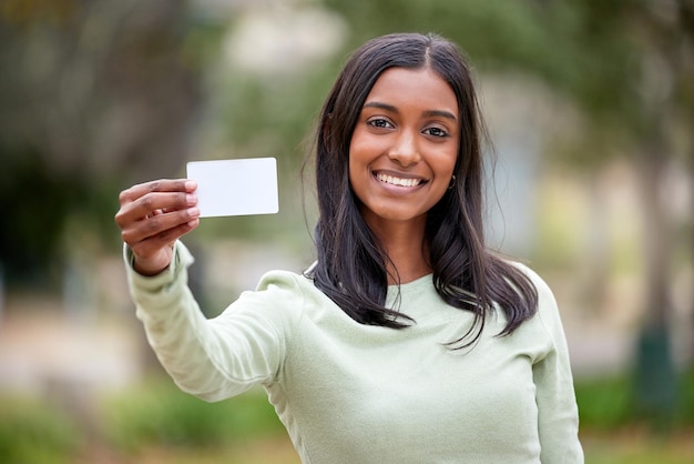 La vita non arriva con un pass gratuito, ma ci sono sempre le tessere degli studenti Inquadratura di una giovane donna con in mano una carta bianca fuori al college