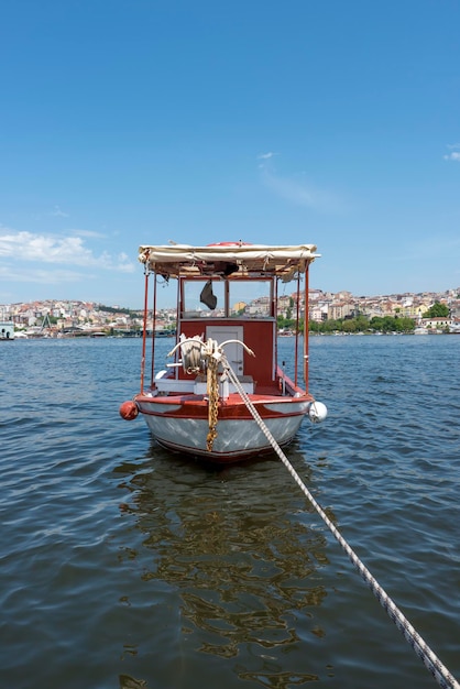 La zattera del pescatore ormeggiata nelle acque della riva del Corno d'oro a Istanbul