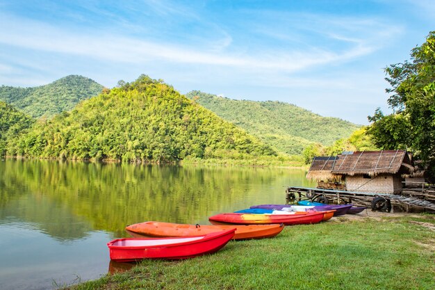 La zattera di legno e Kayak nei bacini idrici.