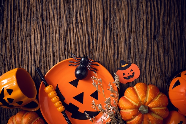 La zucca di festa di Halloween e l'oggetto della cena del partito con sul legno di vista superiore