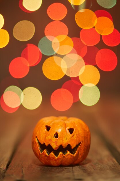 La zucca di Halloween su un bokeh illumina la priorità bassa