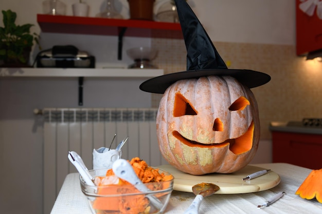 La zucca intagliata spaventosa si illumina su Halloween nella cucina di casa Tradizionale Halloween Jack o lantern