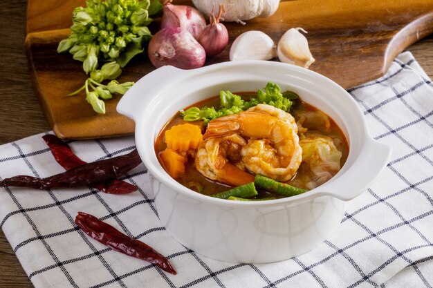 La zuppa agrodolce con gamberi e verdure è un piatto thailandese piccante.