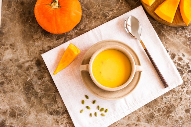 La zuppa di zucca è una zuppa tradizionale di stagione. vista dall'alto.