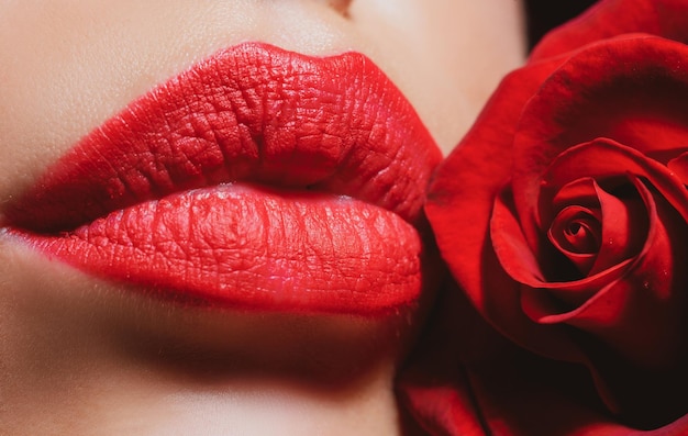 Labbra con rossetto primo piano bellezza labbra rosse trucco dettaglio bella donna labbra con rosa
