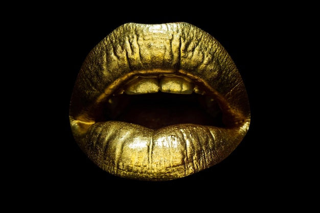 Labbra d'oro sensuali Labbro d'oro di Womans Bocca femminile da vicino con rossetto dorato