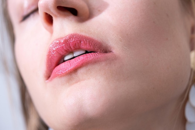labbra di donna con trucco naturale su sfondo grigio