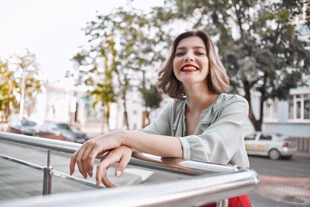 Labbra rosse bionde allegre camminano in posa street style