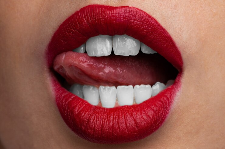 Labbra rosse sexy del primo piano della giovane donna.