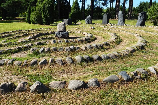 Labirinto di pietra vicino alla roccia Devil's Stul sul lago Onega Zaozerye Petrozavodsk Karelia Russia Un luogo magico per i rituali degli antichi careliani e finlandesi Turismo etnografico del nord